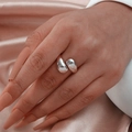 Anello incrociato in argento lucido dal design minimalista in metallo liquido - Aperto Regolabile / Argento
