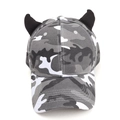 Detail der Camouflage-Baseballkappe mit schwarzen 3D-Teufelshörnern auf dickem Canvas - Verstellbar / Grau-Weiß Camouflage