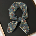 Carré de soie lin bleu-gris avec imprimé floral vintage noué sur un plateau noir - 55x55cm / Orchidée des Quatre Saisons Gris Bleu