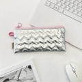 Trousse matelassée argentée avec cœurs, fermeture éclair rose et poignée portable - Style de fermeture éclair matelassée en forme de cœur / Argenté