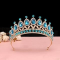 Dettaglio della corona nuziale barocca dorata con cristalli blu e strass scintillanti - KC Oro Blu lago