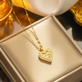 Gouden hart hanger ketting met zirkonia kristallen op een luxe sieradendoos display - Holle Dubbellaagse Hartstijl (583) / Goud