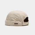 Detailansicht der khakifarbenen Miki Hat aus Baumwolle mit seitlicher MHPH-Stickerei - Verstellbar / Beige