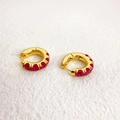 Elegante goldene Creolen mit roten Zirkoniasteinen im runden Vintage-Design - Rosarot