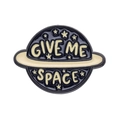 Leuke emaille speld van planeet met GIVE ME SPACE tekst en gouden metalen afwerking - GIVE ME SPACE Planeet / Zwart