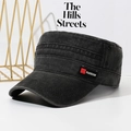 Dunkelgraue Army-Cap im Distressed-Look mit aufgenähtem Fashion-Tag auf weißem Hintergrund - Schwarz