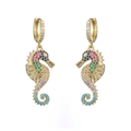 Pendientes de caballito de mar en oro de 18K con circonitas de colores sobre fondo blanco - Hipocampo Dorado Circonita de Color