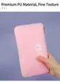 Borsa trucco rosa in pelle PU con trama litchi e logo Beauty Co tenuta in mano - Piccola Borsa Rosa
