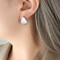 Elegante zilveren schelp oorknopjes van roestvrij staal met een fijne streeptestuur - Oorbellen / Zilver