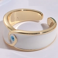 Nahaufnahme des emaillierten 14K Goldrings mit blau-weißem Evil Eye Design-Detail - Einstellbar Offen / Weiß (JZ0102)