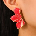 Rote Emaille-Blumenohrringe mit Goldrand am Modell für einen kühnen floralen Look - Roter Stil (6490)