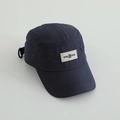 Detail der dunkelblauen Five-Panel-Camper-Cap mit gewebtem Bären-Patch und Metallösen - Marineblau