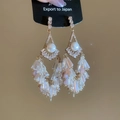 Dettaglio di orecchini a nappa rosa con foglie di cristallo e finitura in oro lucido - 4# Silver Earring Post Color Oro Rosa