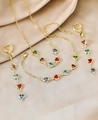 Dettaglio del set di gioielli con cuori colorati su elegante tessuto di raso beige - Set