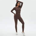 Détail du legging sans couture et du crop top à manches longues en marron foncé - Marron