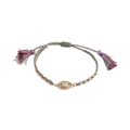 Detalle de pulsera de mal de ojo tejida con hilos de seda y colgante dorado brillante - Cadena de Cuentas Tejida Multicolor