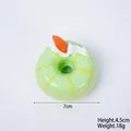 Modello di ciambella in PU verde con crema bianca e strisce gialle, diametro 7cm - Con Magnete / Verde-Mandorla