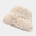 Detalle macro de la textura de piel sintética de felpa en un gorro de invierno beige - M (56-58cm) / Beige