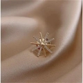 Broche étoile dorée ornée de zircons brillants sur un fond de soie champagne élégant - Flocon de Neige Strass (90246D) / Doré
