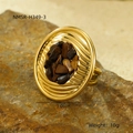 Makroaufnahme: Goldener Edelstahlring mit braunem Steinbesatz und Ring-Textur - Einheitsgröße / Braune Steine / Braun