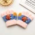 Rosa und blaue Kinderstrickhandschuhe mit niedlichen Fisch-Patches und gelbem Daumen - Einheitsgröße (Empfohlen 0-3 Jahre) / Lotusrosa Fisch