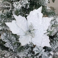 Weiße Weihnachtsstern-Blüte aus Samt mit silbernem Glitzerrand und Prägung - Weiß