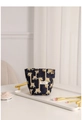 Nahaufnahme der dunkelblauen Stoff-Kosmetiktasche mit gelbem Giraffen-Jacquard und Webetikett - Gelbe Giraffe