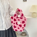 Détail du sac à main en peluche rose avec motifs cœurs rouges et étiquette - Coeurs Roses