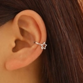 Earcuff de estrella plateada sin perforación con diseño hueco para mujer elegante - Estilo de Estrella Hueca - Plateado (X415)