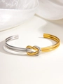 Detailaufnahme des zweifarbigen Armreifens in Gold und Silber mit Knotendesign auf Seide - Bicolor Gespleißt/Geknoteter Offener Stil / Zweifarbig (Gold & Silber)