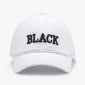 Weiße Distressed-Baseballkappe aus Baumwolle mit schwarzem BLACK-Sticklogo und Fransenrand - Verstellbar / Weiß