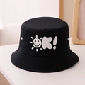 Dettaglio di un cappello a secchiello nero bimbi con ricamo sole sorridente e fori traspiranti - Nero / 52cm (2-5 Anni)