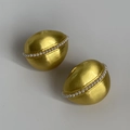 Detalle de pendientes vintage de metal cepillado dorado con perlas blancas incorporadas - Dorado