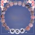 Dettaglio del bracciale in pietra zebra rosa con perline MOM e biglietto regalo - Alla mia mamma bonus