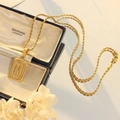Collana vintage francese con ciondolo quadrato lettera M in acciaio titanio placcato oro 18K - Lettera M Oro