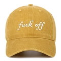 Détail de la casquette de baseball en coton lavé jaune moutarde avec broderie blanche - Jaune