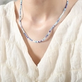 Collana girocollo con perline di agata blu e bianche indossata da una modella - Stile con Perline Blu / 42+5cm