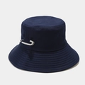 Dettaglio cappello alla pescara blu navy in twill di cotone con spilla di sicurezza strass - M(56-58cm) / Blu navy