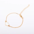 Detalle de pulsera dorada ajustable con colgante de corazón de esmalte blanco puro - Colgante Blanco-Cadena Dorada