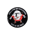 Enamel brooch with Mandalorian helmet and Follow Me Brudahs text on a black metal base - Warrior Helmet Style (QHXZ1315)