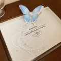 Dettaglio di fermaglio per capelli a farfalla blu con lunghe nappe di perle e pizzo fine - Clip a Becco d'Anatra - Blu