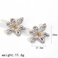 Unregelmäßige Blumenohrstecker aus Silber und Gold Stahl mit Maßen und Gewichtangaben - Silberne Blütenblätter Goldene Stempel Ohrringe (TE60159-M)