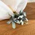 Dettaglio della forcina per capelli con fiori di stoffa blu e rebbi metallici dorati a U - Bacchetta d'oro (Fiore verde) / Verde
