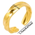 Detailansicht mit 0,5 cm Breite und 1,7 cm Durchmesser des goldenen Edelstahlrings - Gold