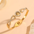 Vista macro del brazalete árbol de la vida dorado con símbolos infinito y cristales - Estilo Árbol de la Vida con Infinito Cruzado y Diamantes de Imitación (H220)