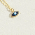 Detailaufnahme eines goldenen Evil Eye Anhängers mit blauem Emaille und Zirkonia - Klassischer Böser Blick Stil (XL3159-6)