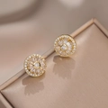 Elegante gouden zonnebloem oorknopjes met stralende zirkoon en ronde halo-zetting - Roterende Oorbellen (E0393) / Goud
