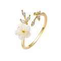 Minimalistischer offener Zweigring in Gold mit weißen Blumen und glitzernden Zirkonia - Offener Ring / Gold