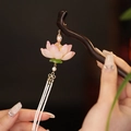 Spilla per capelli in legno di pesco con fiore di loto rosa e nappe di perle bianche - Bastoncino per capelli - Nero