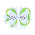 Dettaglio del fiocco per capelli multistrato con nastro verde e paillettes bianche - Bianco